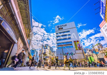 日本の東京都市景観 出勤風景…。新橋駅烏森口。奥は新橋西口通り。いざ!新たな時代へ=11月12日 日本の東京都市景観 出勤風景…。新橋駅烏森口。奥は新橋西口通り。いざ!新たな時代へ=11月12日 133083932