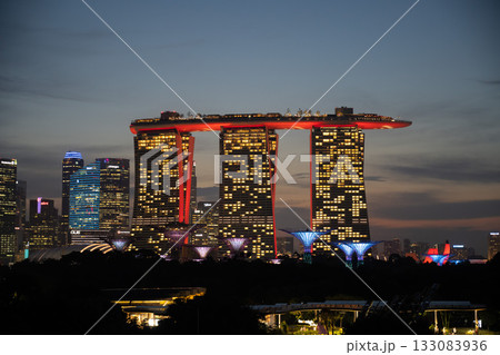 マリーナバラージから望むシンガポール国旗にライトアップされたマリーナベイサンズ, シンガポール 133083936