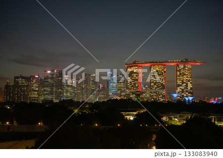 マリーナバラージから望むシンガポール国旗にライトアップされたマリーナベイサンズ, シンガポール 133083940