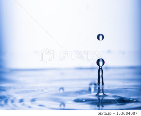 422.High-speed Splash. Dynamic water splash frozen 133084087