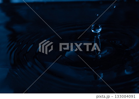 238.Vertical Column and Ripples from Droplet Rebound 133084091