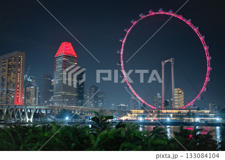 赤くライトアップされたシンガポール・フライヤー, シンガポール 133084104