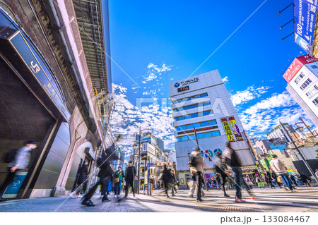 日本の東京都市景観 出勤風景…。新橋駅烏森口。奥は新橋西口通り。いざ！新たな時代へ＝11月12日　 133084467
