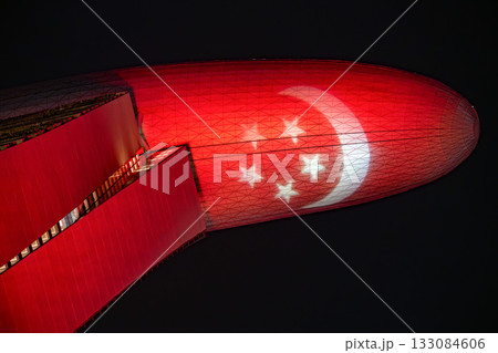 赤いシンガポール国旗にライトアップされたマリーナベイサンズ, シンガポール 133084606