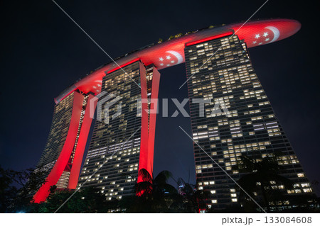 赤いシンガポール国旗にライトアップされたマリーナベイサンズ, シンガポール 133084608