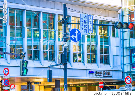 日本の東京都市景観　渋谷スクランブル交差点から街角の防犯カメラなどを望む＝渋谷 133084698