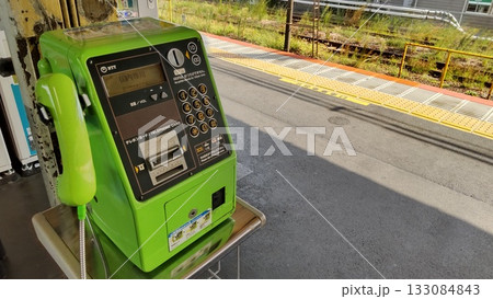 駅に置かれた昔懐かしい黄色い公衆電話 駅に置かれた昔懐かしい黄色い公衆電話 133084843