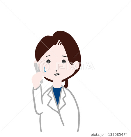 困った表情電話をする白衣の女性 133085474