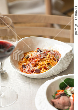 Spaghetti with tomato sauce and parmesan 133087119