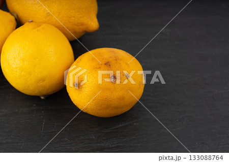 Old dried lemons. Fruits with darkened skins Old dried lemons. Fruits with darkened skins 133088764