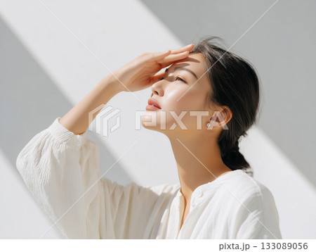 光を感じる女性の横顔が美しいナチュラルポートレート 133089056