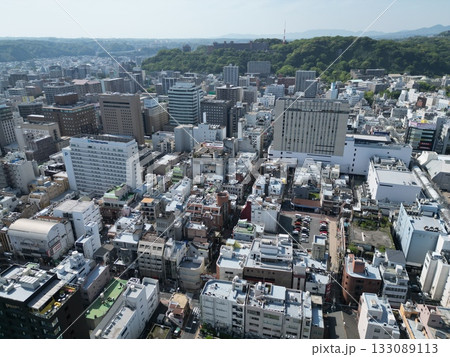 鹿児島中心部の東千石町と城山方面の街並みの空撮 133089113