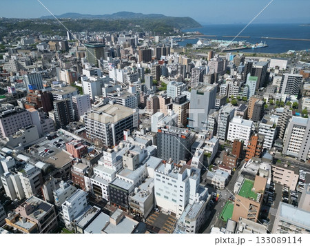 天文館公園上空から鹿児島港方面の空撮 133089114