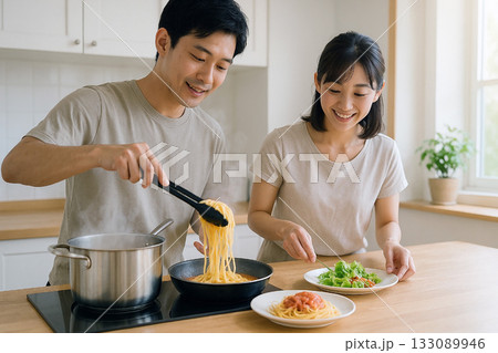 昼のパスタを一緒に調理する日本人カップルのキッチンライフ 133089946