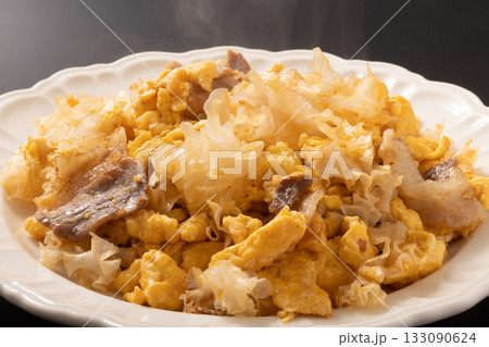 白きくらげと豚肉　卵のオイスタソース炒め 133090624