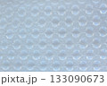 白色の紙の上の緩衝材 133090673