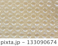ベージュ色の紙の上の緩衝材 133090674