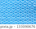 青色の紙の上の緩衝材 133090676