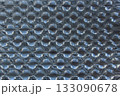 黒色の紙の上の緩衝材 133090678