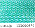 緑色の紙の上の緩衝材 133090679