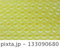 黄色の紙の上の緩衝材 133090680