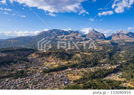 Aerial view of the town of Huaraz, Ancash. 133090959