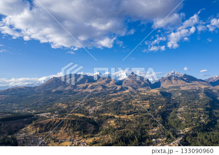 Aerial view of the town of Huaraz, Ancash. 133090960