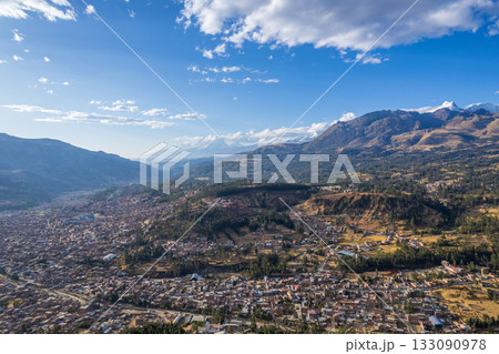 Aerial view of the town of Huaraz, Ancash. 133090978