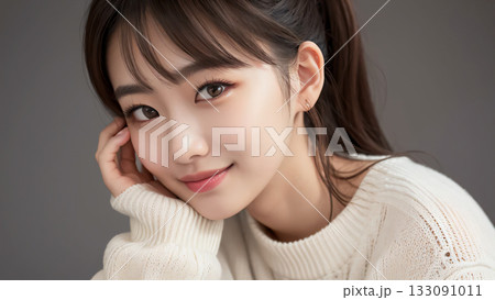 ホワイト厚手ニットの女性が映える柔らかいマット背景 133091011