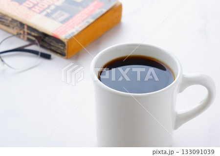 香りのよい淹れたてのコーヒーを飲みながら、のんびり読書を楽しんでいるイメージ 133091039