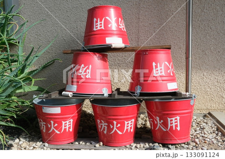 積まれた防火バケツ 133091124