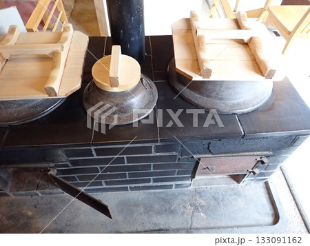 火がくべられる古民家のかまど 火がくべられる古民家のかまど 133091162