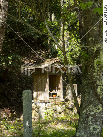 里山に祀られた小さな祠 133091195