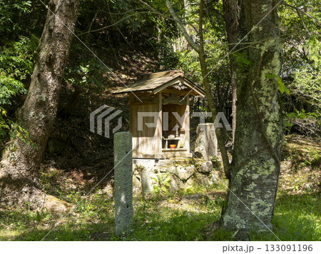 里山に祀られた小さな祠 里山に祀られた小さな祠 133091196