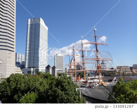 帆船日本丸と横浜港の風景 133091287