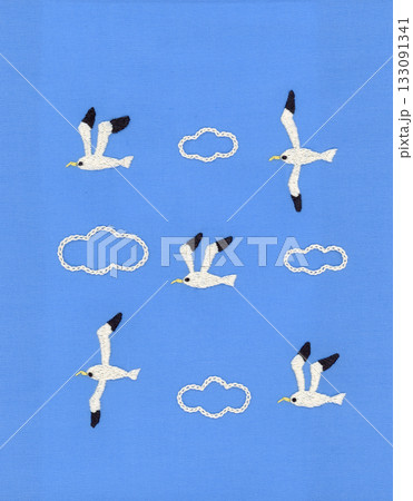 5羽のカモメと雲の刺繍模様 133091341