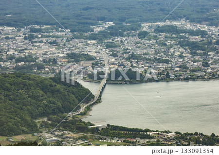山梨県河口湖周辺の街並みと河口湖大橋 133091354