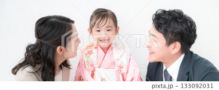 七五三の記念写真をとる家族のイメージ　七五三おめでとう	 133092031