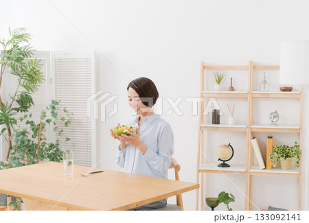 サラダを食べる女性 133092141