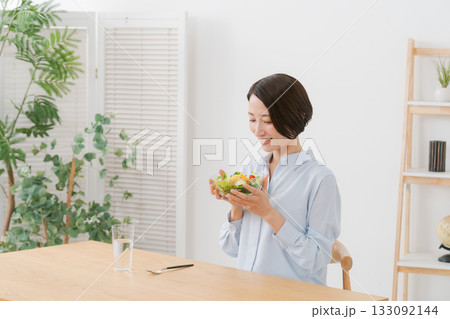 サラダを食べる女性 サラダを食べる女性 133092144