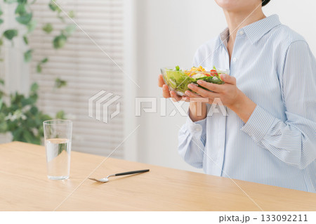 サラダを食べる女性 サラダを食べる女性 133092211