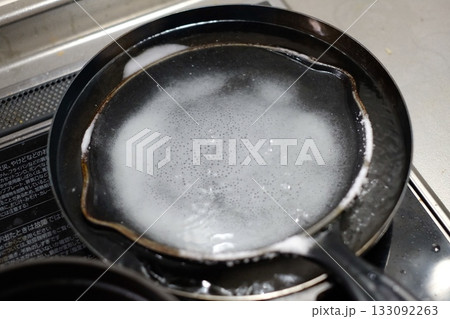 フライパンの中でスキレットのコゲ取り 133092263