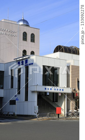 JR青梅線の福生駅西口の出入口、隣は交番 133092278