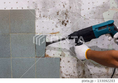 Flat Chisels on Rotary Hammer for remove tiles from wall 133092283