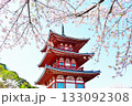 満開の桜に包まれた三重塔 133092308