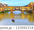 イタリア・フィレンツェのヴェッキオ橋/ヴァザーリの回廊 133092314
