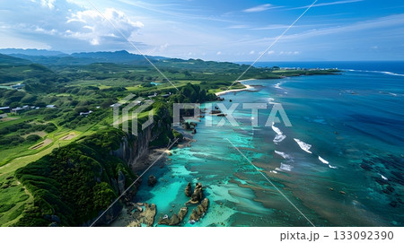 壮大な崖とエメラルドグリーンの海の空撮 壮大な崖とエメラルドグリーンの海の空撮 133092390
