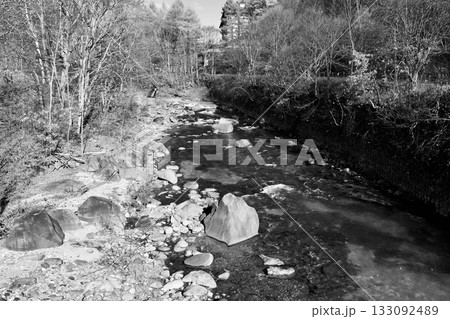 秋の「北湯沢温泉」橋の上から見る「長流川」白黒 秋の「北湯沢温泉」橋の上から見る「長流川」白黒 133092489