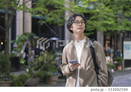 スマートフォンを持った30代の男性 133092599