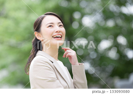 未来を見つめる、朝の出金や通勤するビジネスウーマン　背景緑 133093080